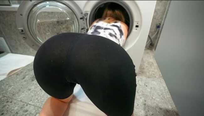 Сучка мастурбирует письку на стиральной машине - порно видео
