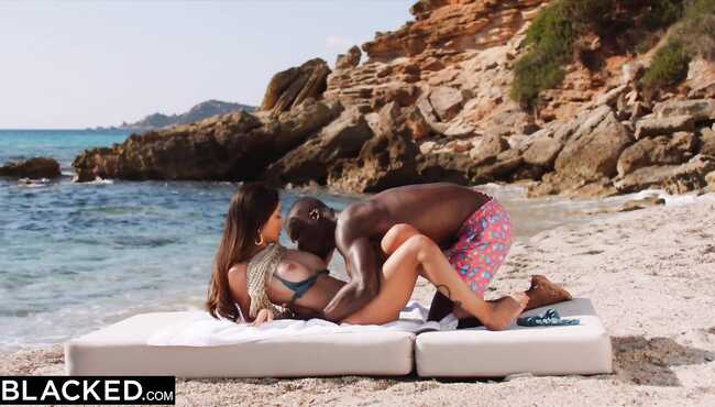 Азиатка с маленькой грудью трахается на пляже - порно видео