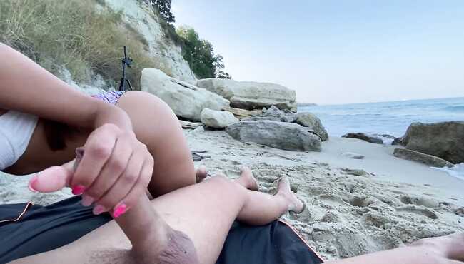 На диком пляже девушки: 3000 качественных порно видео