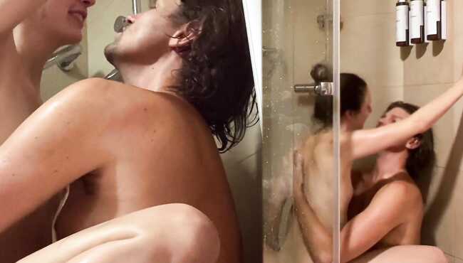 Секс с душевой кабинке бассейна - Порно видео