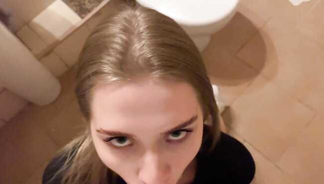 Порно видео 2 блондинки сосут в туалете