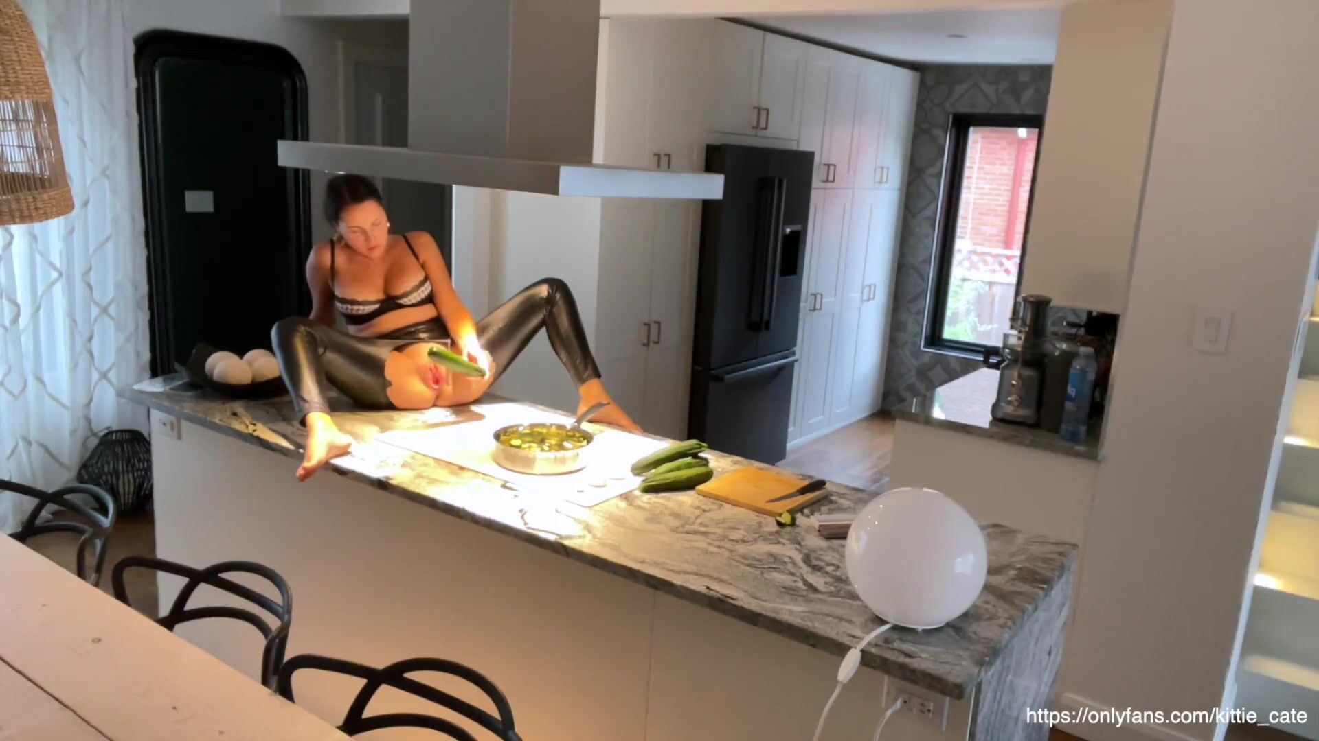 Домохозяйка заказывает секс массаж на дом - порно видео ролики на PORNO